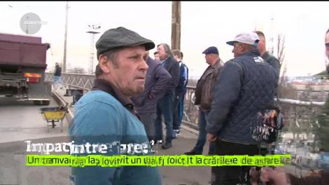 Accident între "grei" pe un pod din Iaşi. Un tramvai a rupt în două un utilaj folosit la asfaltarea drumului, iar trei oameni au ajuns la spital