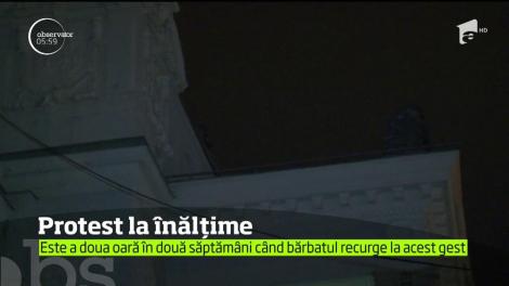 Un bărbat ce abia a ieşit din închisoare s-a urcat pe clădirea Teatrului Naţional din Iaşi şi a ameninţat că-şi ia viaţa