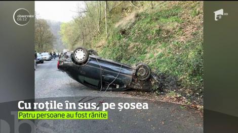 O maşină a ajuns cu roţile în sus pe un drum judeţean din Caraş-Severin
