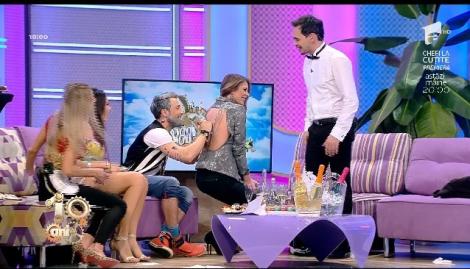 Dani s-a semnat pe spatele Roxanei Nemeș. A desenat și o inimioară!