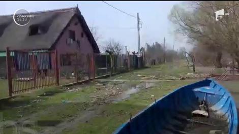 Situaţie dramatică în Tulcea, unde apele crescute ale Dunării au rupt un dig şi au indunat mai multe gospodării