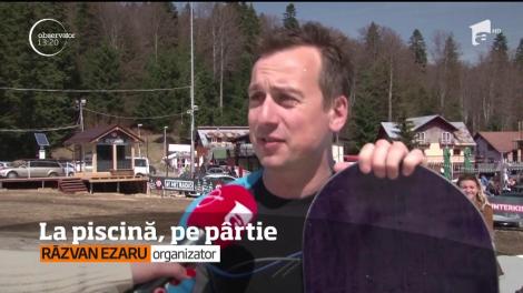 Turiştii care au petrecut Paştele la munte s-au simţit ca la mare. În costume de baie şi pe schiuri, şi-au testat abilităţile pe o pârtie cu piscină!
