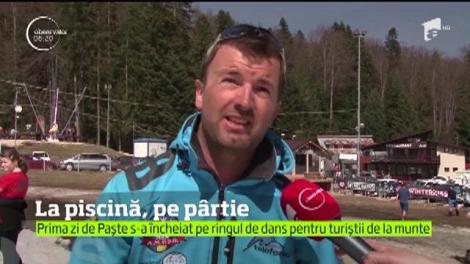 Unii turişti care au ieşit pe pârtie, la Buşteni, au ales costumele de baie