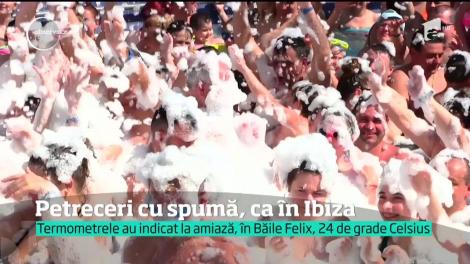 Într-o mare de spumă, zeci de oameni au dansat fără oprire la Băile Felix