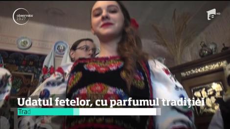 În a doua zi de Paște, tinerii din comuna bistrițeană Livezi vizitează fetele bune de măritat