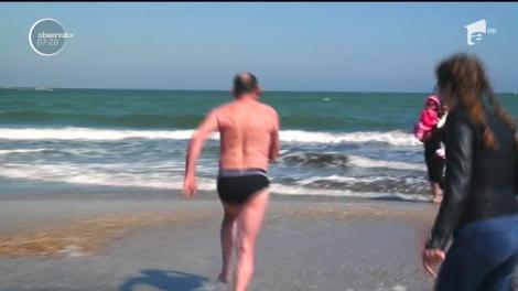 Vremea este din ce în ce mai frumoasă, pe Litoral, aşa că unii au îndrăznit să încerce apa mării