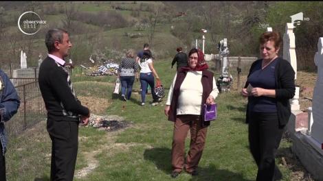 Într-o localitate din Mehedinţi, oamenii fac horă în cimitir de Paşte