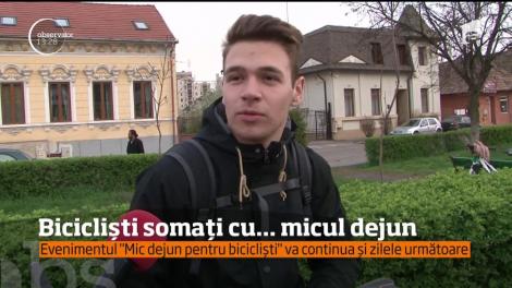 Bicicliştii din T&acirc;rgu Mureş au fost traşi pe dreapta de poliţişti. Nu au primit amenzi, ci un mic dejun gratis