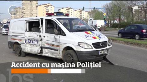 Accident la ieşirea din Drobeta - Turnu Severin. O autoutilitara a poliţiei a lovit o altă maşină