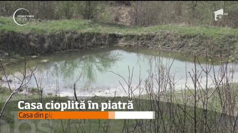 Casa cioplită în piatră. Iniţial, omul a vrut să facă un adăpost, în caz că-l prinde ploaia