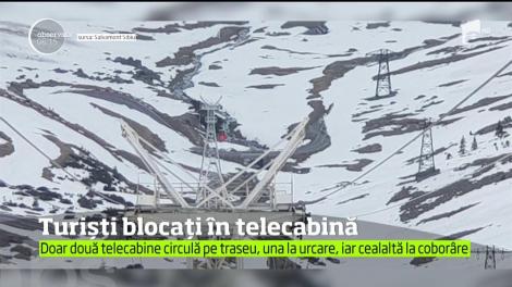 Clipe de panică pentru douăzeci de turişti, printre care şi 3 copii, după ce au rămas suspendaţi în telecabine