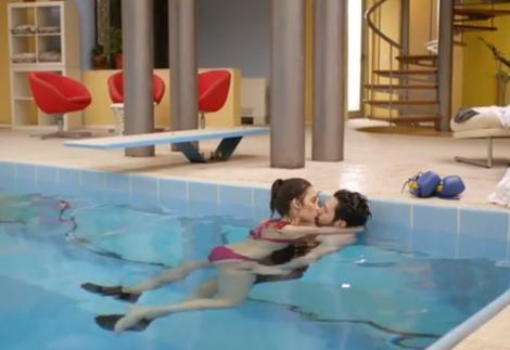 Sonia și Alex, săruturi pasionale în piscină