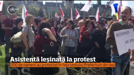Scene șocante, în faţa prefecturii Iaşi. O asistentă medicală a leşinat, în timpul unui protest, după ce i-au fost micșorate veniturile