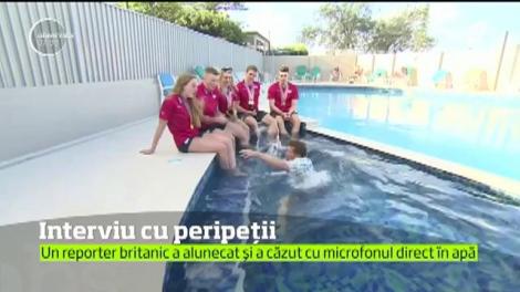 Un reporter a stârnit hohote de râs, când a căzut într-o piscină, în timpul unei transmisiuni în direct