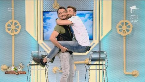 ”Am nevoie de afecțiune!” Răzvan exemplifică cu ajutorul lui Dani ce face un tătic în toaleta femeilor