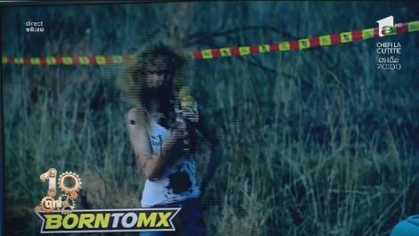 Viața de reporter e foarte dură! Ce a pățit o tânără în timpul unei curse de motociclete!