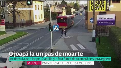 O glumă proastă se putea transforma într-una mortală! O adolescentă  şi-a împins colega pe stradă: victima era să ajungă sub roțile unui autobuz