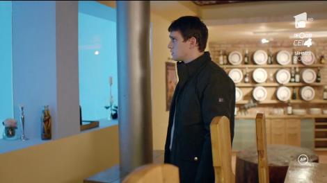 Alex și Sonia, surprinși de Ioan la piscină