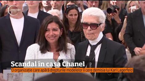 Modelele &icirc;l pun la zid pe Karl Lagerfeld, şeful departamentului de creaţie al celebrei case de modă Chanel