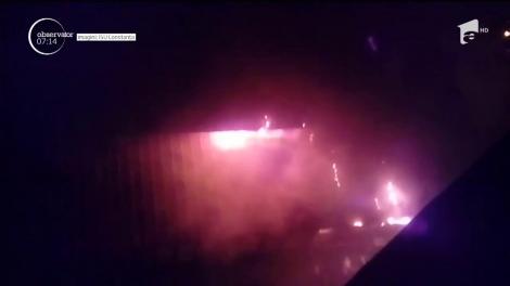 Un incendiu puternic a distrus trei magazine din Piaţa Roşie din Constanţa