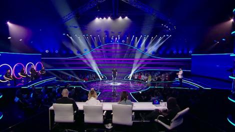 Duel. John Newman - Love Me Again. Vezi cum cântă Ruxandra Anania, la "The Four - Cei 4"!