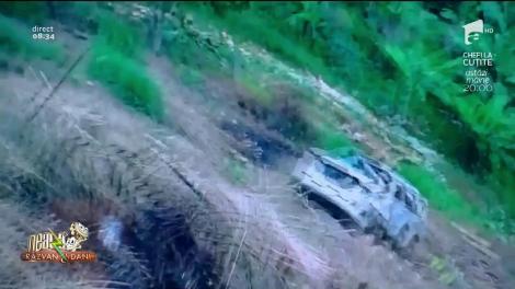 Râzi cu lacrimi. Dorel încearcă să scoată o mașină dintr-o râpă