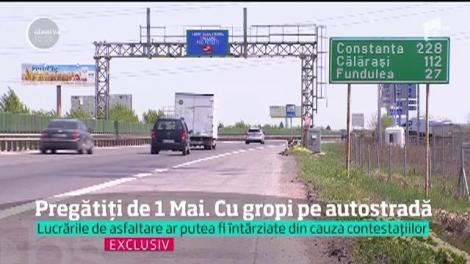 Mii de șoferi, revoltați! Autostrada Soarelului, brăzdată de cratere pe zeci de kilometri, înainte de 1 Mai! Cum asflatează drumarii e halucinant