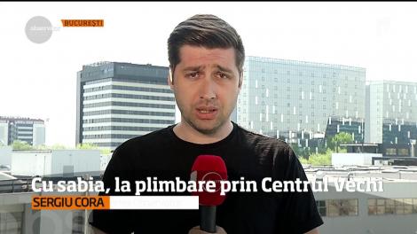 Scene şocante în Centrul Vechi al Capitalei. Un bărbat a ieşit la plimbare înarmat cu o sabie lungă de un metru