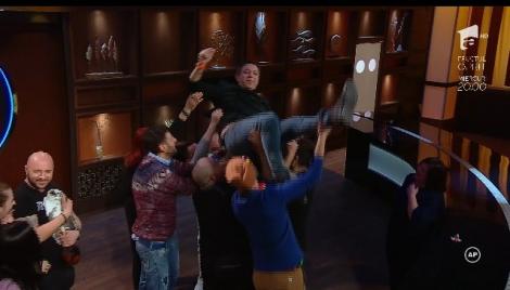 Sărbătoare în familia ”Chefi la cuțite”! Chef Sorin Bontea, sărbătorit cu fast pe platourile de filmare! Gestul făcut de foștii concurenți l-au emoționat teribil