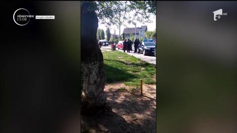 Evacuare cu scandal la Oneşti! 47 de familii au fost scoase din case cu jandarmii, din imobilul social pe care îl ocupaseră în mod abuziv