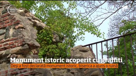 O biserică din secolul al 13-lea din Argeş, declarată monument istoric, a devenit ţinta amatorilor de graffiti