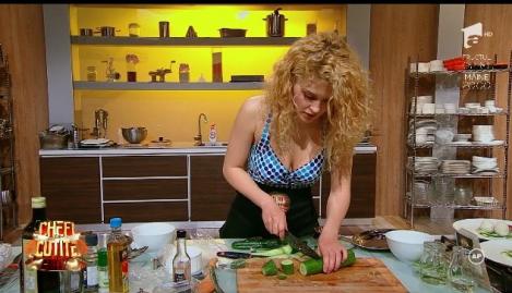 A venit la ”Chefi la cuțite” echipată cu un decolteu adânc, iar Dumitrescu a pariat că preparatul e dedicat lui Scărlătescu: ”Poate e o sugestie că domnișoara vrea să facă niște copii cu tine!” 