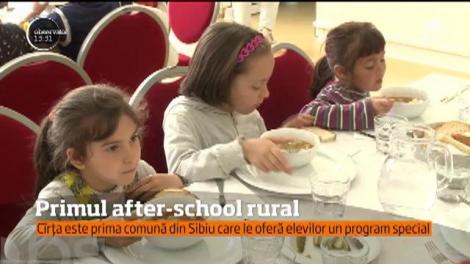 Unde nu rezolvă statul, dar se implică oamenii, apar minuni. Într-o comună din Sibiu, localnicii au pus bani şi le-au făcut copiiilor primul after-school de la ţară