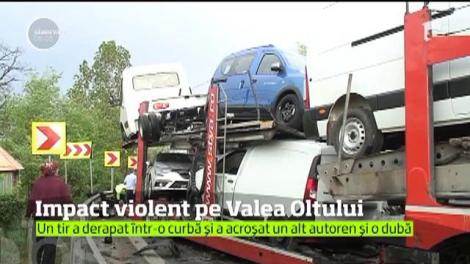 Grav accident rutier, pe Valea Oltului! Două autotrenuri şi o dubiţă s-au ciocnit, după ce un tir a derapat