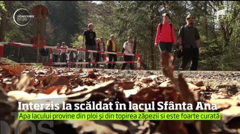 Turiştii nu mai au voie să facă baie în lacul Sfânta Ana