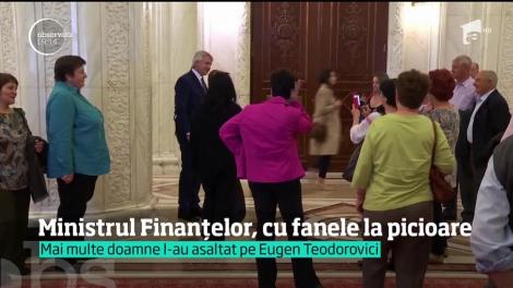 Eugen Teodorovici Ministrul Finanţelor, cu fanele la picioare