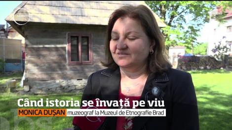 Sute de copii din țară învață să tragă cu arcul în curtea Muzeului Brad