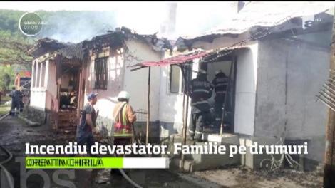 Clipe de panică la Deleni, în Mureş. Cinci oameni au rămas pe drumuri, după ce casa lor a fost mistuită de flăcări