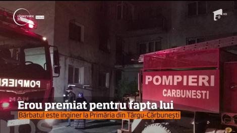 Bărbatul, care a salvat o fetiţă de patru ani şi pe bunicul ei dintr-un incendiu, a fost recompensat de primărie