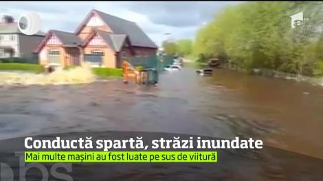 O conductă de apă fisurată a făcut prăpăd într-un oraş din apropiere de Birmingham