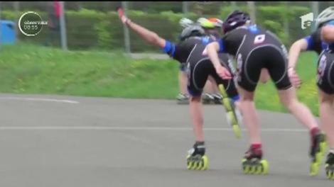 Patinatorii profesioniști pe gheață, antrenament pe role, în parc!