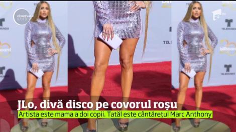 Jennifer Lopez sfidează trecerea timpului. Cântăreaţa latino, divă disco la gala Billboard Latin Music Awards