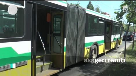 Incident grav într-un troleibuz din Braşov. Doi pasageri au fost grav răniţi după ce un pneu a explodat în mers