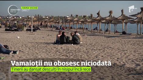 Distracția nu încetează niciodată în Vama Veche! Cum s-a distrat tinerii în stațiunea care nu doarme