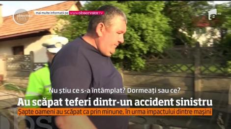 Şapte oameni, teferi dintr-un accident sinistru. Maşinile în care se aflau s-au ciocnit atât de tare încât au făcut corp-comun cu gard din beton