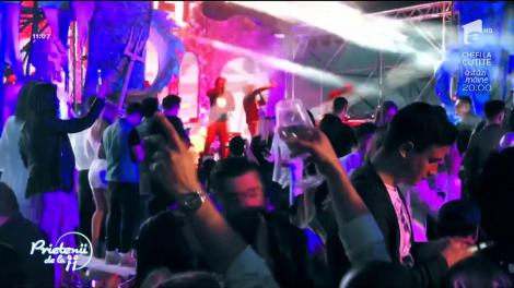 Cum s-au distrat vedetele pe Litoral: Scărlătescu pe plajă, Dorian Popa, la piscină, iar Delia a stat lângă soțul ei