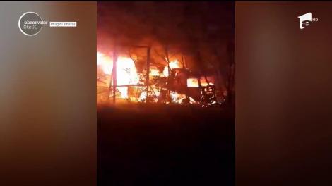 Camion în flăcări noaptea trecută pe Dealul Negru, în judeţul Argeş