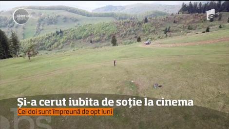 Și-a cerut iubita de soție la cinema. Tânărul a avut sprijinul prietenilor, dar și al angajaților de la cinematograf