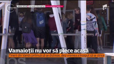 Vamaioții nu vor să plece acasă. Tinerii din Vamă continuă să se distreze, deși vremea a început să se strice