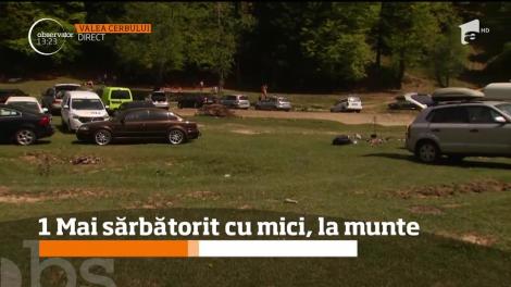 1 Mai sărbătorit cu mici, la munte! Sute de turiști petrec pe Valea Prahovei, în rulote